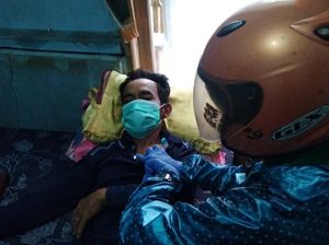 Geger! Paramedis Pangandaran Pakai Jas Hujan-Helm Tangani ODP Corona