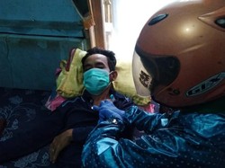 Geger! Paramedis Pangandaran Pakai Jas Hujan-Helm Tangani ODP Corona