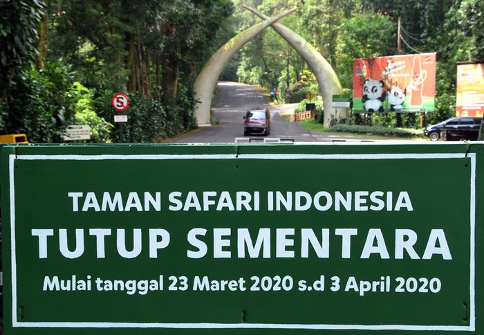 Sebuah mobil berada di gerbang masuk saat penutupan Taman Safari Indonesia (TSI) Cisarua, Kabupaten Bogor, Jawa Barat, Selasa (24/3/2020). TSI Group yang mengelola empat taman di Indonesia yaitu Taman Safari Bogor, Taman Safari Prigen, Bali Safari Park, dan Batang Dolphins Center ditutup untuk umum hingga tanggal 3 April 2020 sebagai upaya mendukung program pemerintah dalam percepatan pemulihan dan membatasi mata rantai penyebaran virus Corona (COVID-19). ANTARA FOTO/Arif Firmansyah/aww.