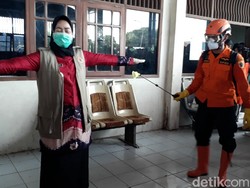 Penumpang Bus dan KA dari Jakarta Disemprot Disinfektan di Brebes