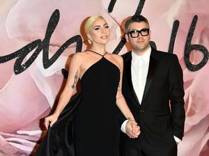 APD Menipis, Desainer Lady Gaga Bikin Baju Anti Corona untuk Tenaga Medis APD Menipis, Desainer Lady Gaga Bikin Baju Anti Corona untuk Tenaga Medis