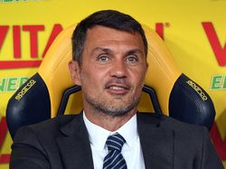 Paolo Maldini Bertahan di AC Milan