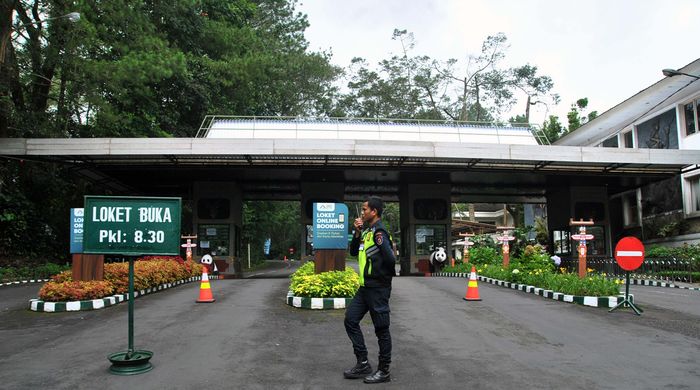 Sebuah mobil berada di gerbang masuk saat penutupan Taman Safari Indonesia (TSI) Cisarua, Kabupaten Bogor, Jawa Barat, Selasa (24/3/2020). TSI Group yang mengelola empat taman di Indonesia yaitu Taman Safari Bogor, Taman Safari Prigen, Bali Safari Park, dan Batang Dolphins Center ditutup untuk umum hingga tanggal 3 April 2020 sebagai upaya mendukung program pemerintah dalam percepatan pemulihan dan membatasi mata rantai penyebaran virus Corona (COVID-19). ANTARA FOTO/Arif Firmansyah/aww.