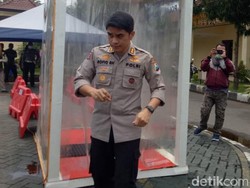 Warga dan Polisi Pasuruan Wajib Masuk Bilik Sterilisasi Corona