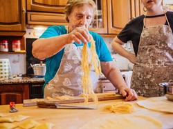 Nenek Ini Buka Kelas Masak Pasta Online Selama Masa Karantina