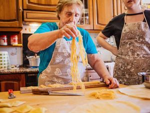 Nenek Ini Buka Kelas Masak Pasta Online Selama Masa Karantina Nenek Ini Buka Kelas Masak Pasta Online Selama Masa Karantina