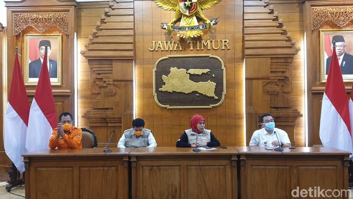 Gubernur Jawa Timur Khofifah jumpa pers di grahadi