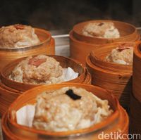 Dimsuming : Jajan Dimsum Monster dan Dimsum Sushi Bertopping Salmon