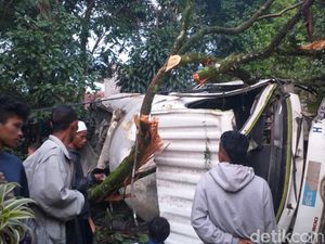 Diduga Rem Blong, Truk Tronton Terguling ke Pekarangan Rumah di Cianjur