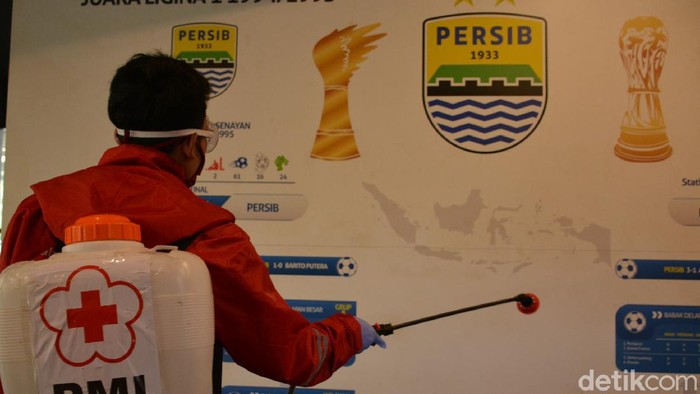 Kantor manajemen dan mess pemain Persib Bandung disemprot disinfektan.