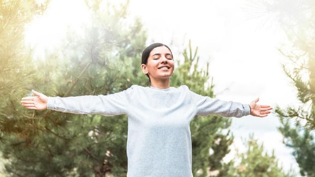 Matahari Pagi Baik untuk Imunitas, Ini Tips Berjemur yang Tepat