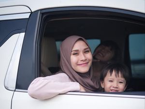 Kocak! Anak Cuci Tangan di Dispenser, Zaskia Mecca Ingatkan Bukan Rafathar