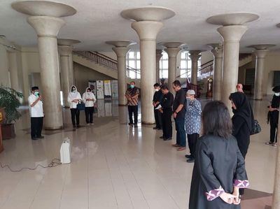 Penghormatan Terakhir Gubes UGM yang Meninggal Karena Corona