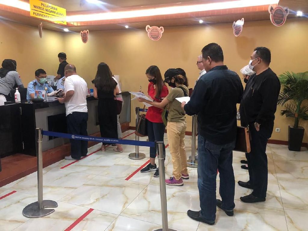 Curhat Petugas Imigrasi, Layani WNA di Tengah Corona Curhat Petugas Imigrasi, Layani WNA di Tengah Corona