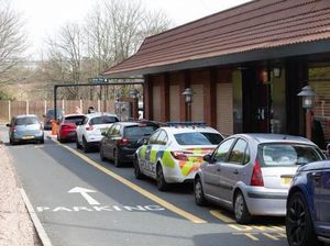 Inggris Lockdown, Banyak Mobil Antre....Beli McDonald