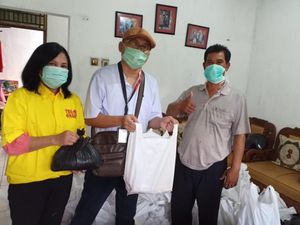 Bos Sido Muncul Bagi-bagi Sembako ke Warga Haji Abu