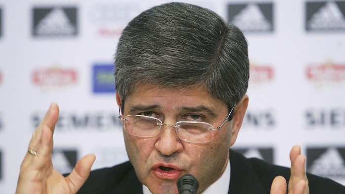 MADRID, SPAIN - MARCH 02:  Real Madrids new President Fernando Martin holds a press conference at the Santiago Bernabeu stadium on March 2, 2006 in Madrid, Spain. Martin takes over from former president  Florentino Perez who resigned February 28, 2006.  (Photo by Denis Doyle/Getty Images)