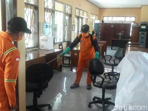 Cegah Penyebaran Corona, Kantor Pemerintah Situbondo Disemprot Disinfektan