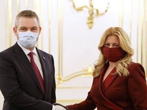 Gaya Stylish Presiden Slovakia Saat Ada Corona, Masker & Baju Matching
