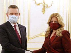 Gaya Stylish Presiden Slovakia Saat Ada Corona, Masker & Baju Matching