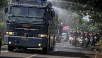 Saat Water Canon Dikerahkan untuk Semprotkan Disinfektan
