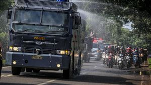 Saat Water Canon Dikerahkan untuk Semprotkan Disinfektan