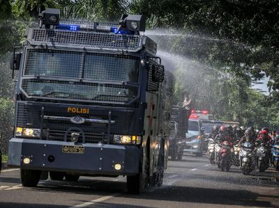 Saat Water Canon Dikerahkan untuk Semprotkan Disinfektan
