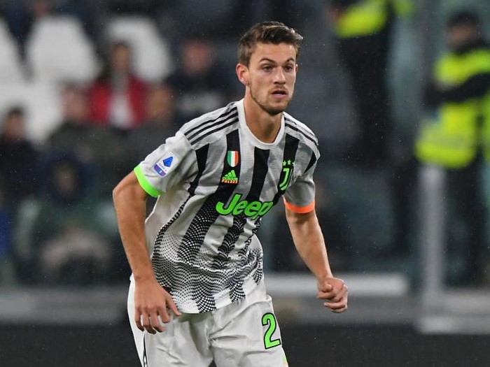 Virus Corona menyerang siapa saja, termasuk para pesepakbola. Berikut deretan pesepabbola Liga Italia yang terkena virus corona.