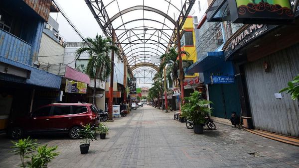 Wabah Corona Bikin Toko-toko di Pasar Baru Tutup