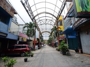Wabah Corona Bikin Toko-toko di Pasar Baru Tutup