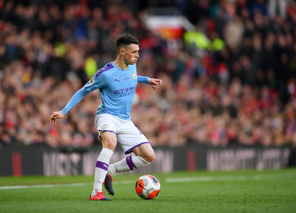 MANCHESTER, INGGRIS - 8 MARET: Phil Foden dari Manchester City berlari dengan bola selama pertandingan Liga Premier antara Manchester United dan Manchester City di Old Trafford pada 8 Maret 2020 di Manchester, Inggris Raya.  (Foto oleh Laurence Griffiths / Getty Images)