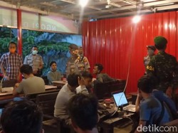Polisi Tuban Datangi Kerumunan Warga untuk Antisipasi Corona