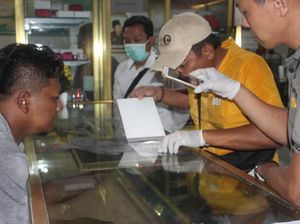 Perampok Bersenpi Satroni Toko Emas di Trenggalek, 3 Ons Emas Digondol Perampok Bersenpi Satroni Toko Emas di Trenggalek, 3 Ons Emas Digondol