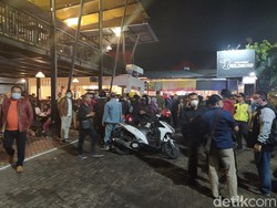 Razia Kafe di Sidoarjo, Muda-mudi yang Asyik Ngopi Dibubarkan