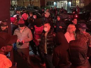 Social Distancing, Resto Langganan Kim Kardashian Malah Dikerumuni Kurir