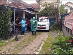 Petugas Pakai APD Evakuasi Dokter Garut yang Meninggal di Kamar Kos