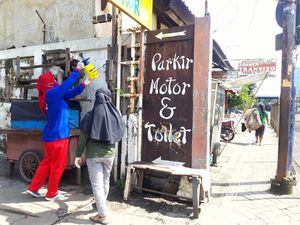 Di-PHP Pemkab, Warga Kampung ini Bikin Disinfektan dan Semprot Sendiri