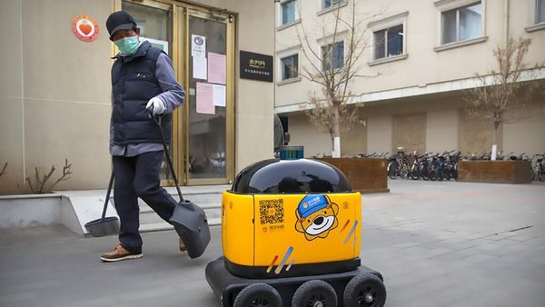 Keren! Ada Robot Pengantar Makanan hingga Pengawas Mal di China