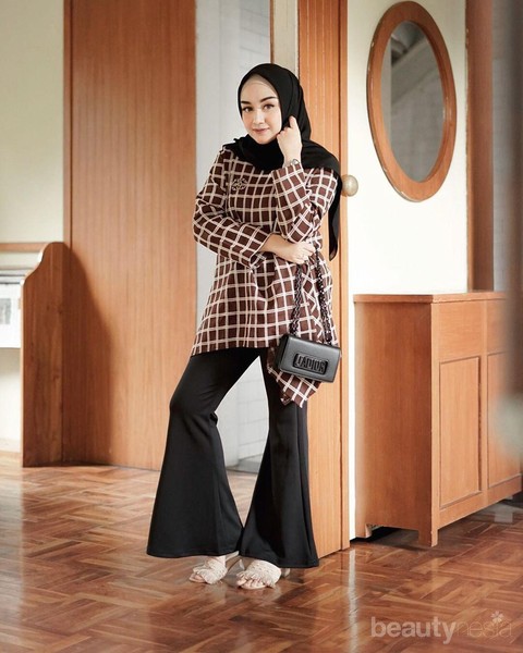 Tampil Lebih Oke Setiap Saat, Ini Ide Plaid Outfit ala Antik Arifani