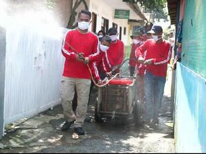 Warga Purwakarta dan Polisi Ciamis Keliling Semprot Disinfektan