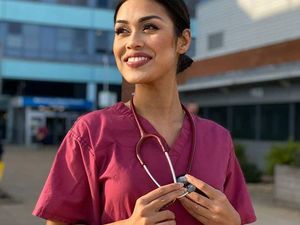 Ratu Kecantikan Ini Balik ke Inggris Tangani Pandemi Corona