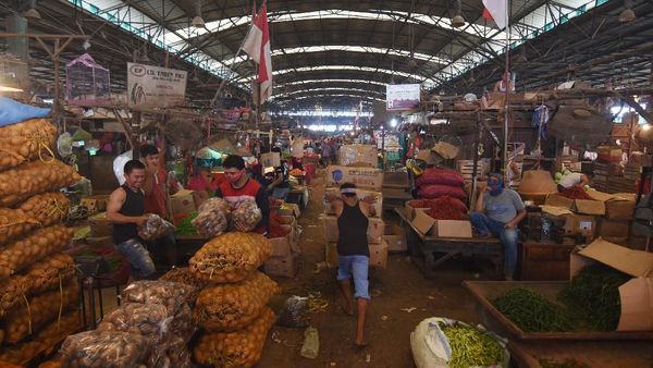Nggak Pada Takut Corona? Pasar Induk Kramat Jati Masih Normal tuh