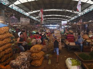 Nggak Pada Takut Corona? Pasar Induk Kramat Jati Masih Normal tuh