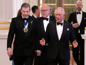 Pusaran Corona di Kerajaan Inggris