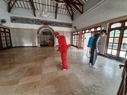 Bersama Warga, PDIP Ngawi Semprot Fasilitas Umum dengan Disinfektan