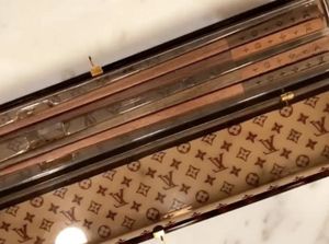 Mewah! Kylie Jenner Pamer Sumpit Louis Vuitton Seharga Rp 7 Juta