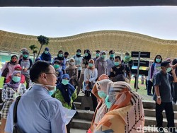 Petugas Medis di Bekasi Tes Kesehatan Sebelum Rapid Test Corona Door to Door