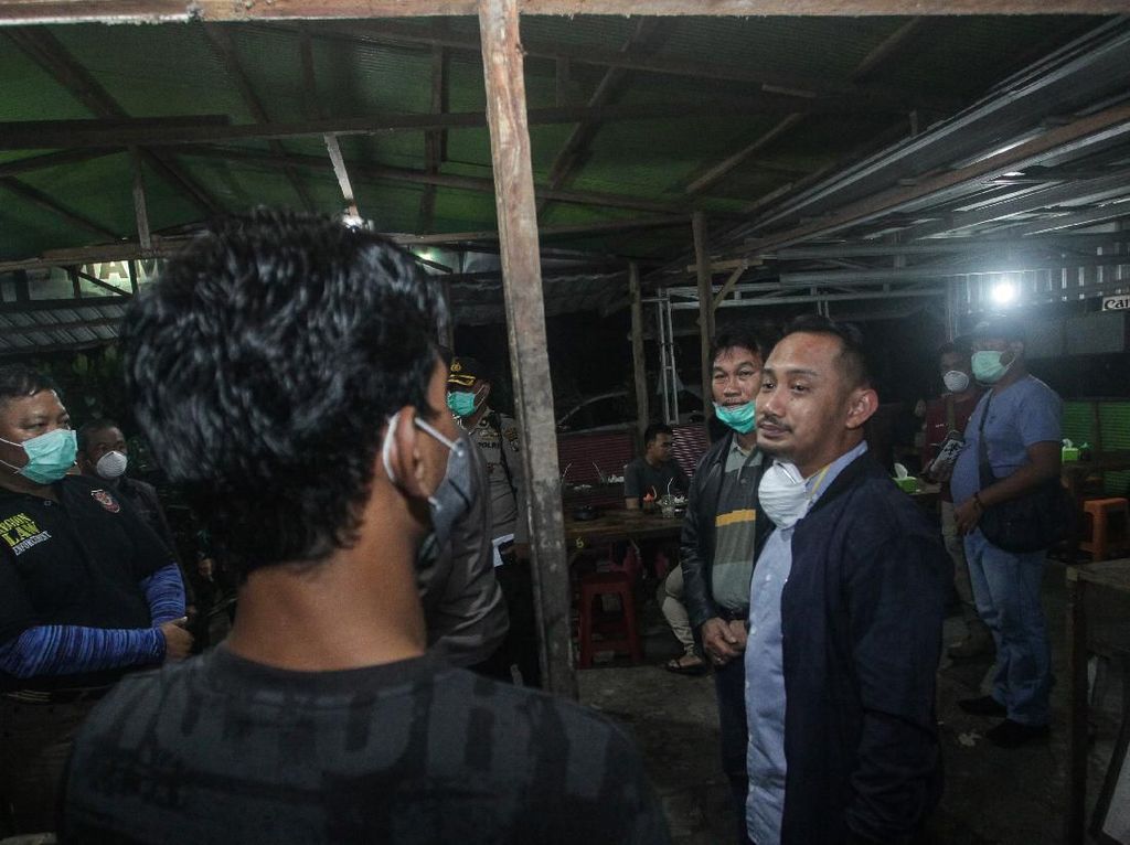 Keluyuran Saat Pandemi Corona, 100 Orang Diangkut Polisi di Blitar Keluyuran Saat Pandemi Corona, 100 Orang Diangkut Polisi di Blitar