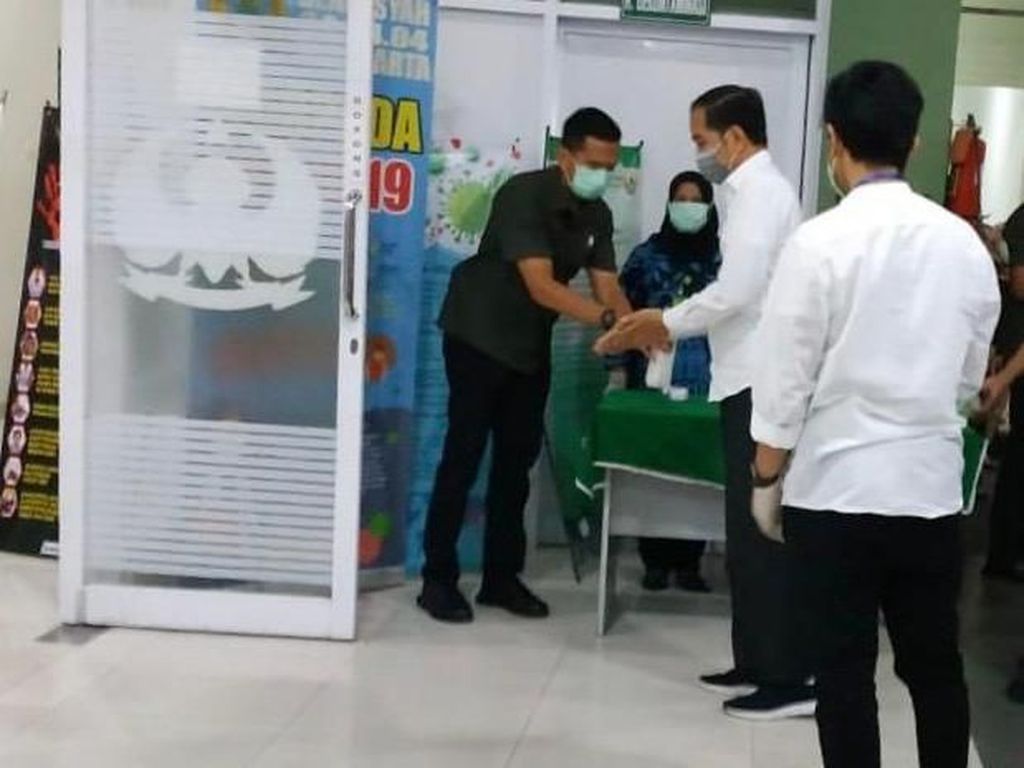 Jokowi Tiba di RS TNI Slamet Riyadi Solo Jokowi Tiba di RS TNI Slamet Riyadi Solo