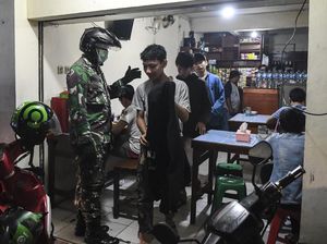 TNI-Polri Turun Tangan Bubarkan Keramaian Cegah Penyebaran Corona